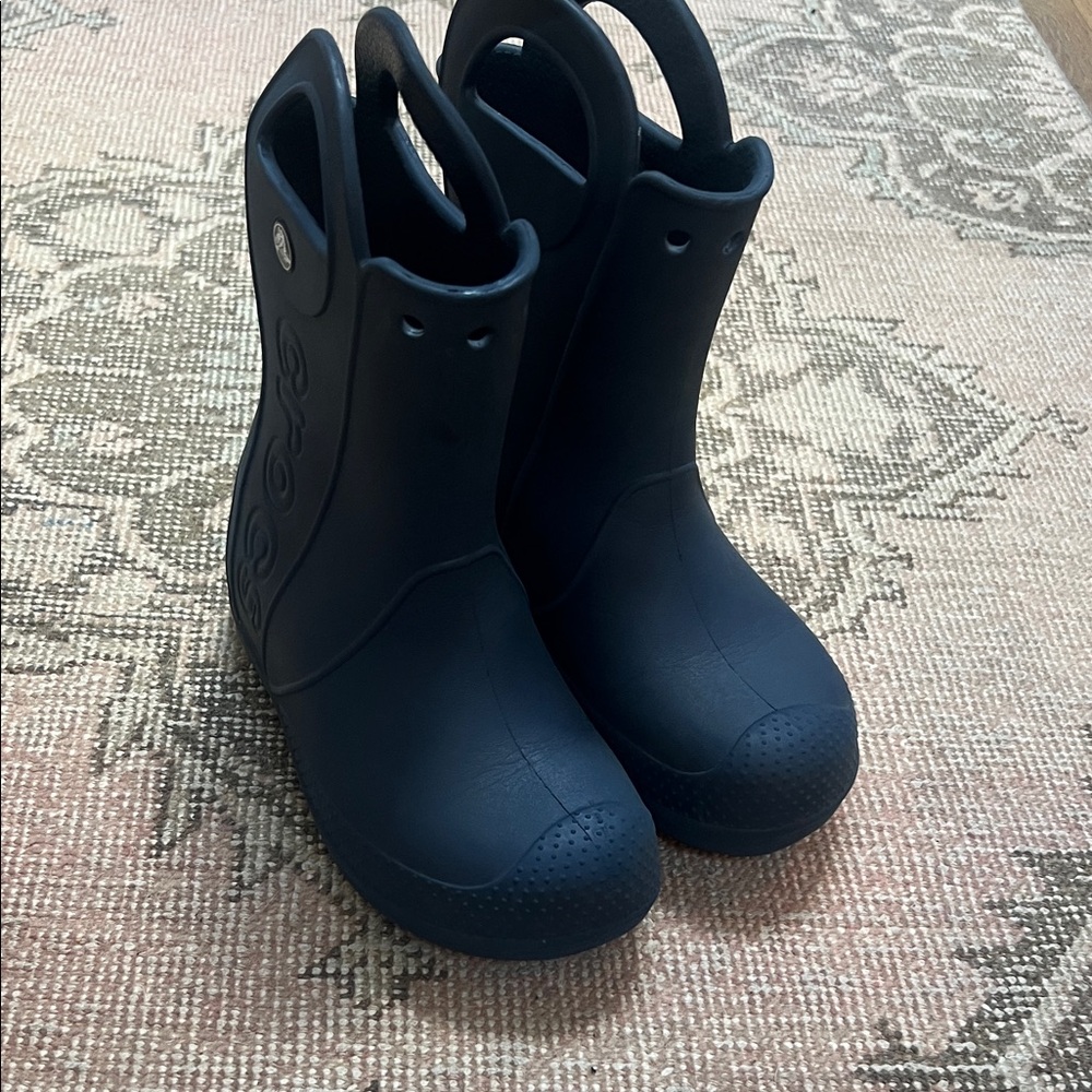 CROCS Kids Navy Blue Rain Boots with Easy Grip Handles just like new !!! Size 13